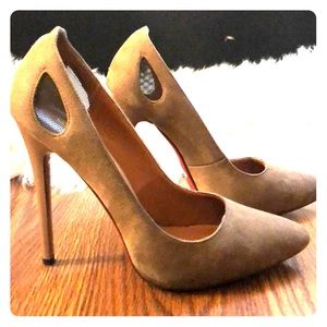 Tan Stilletto Pumps w/red bottoms, by Baldi London